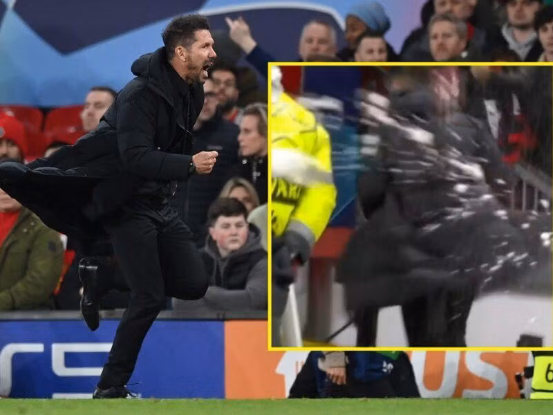 HLV Simeone bị ném đồ khi rời sân Old Trafford. Ảnh: BT Sport.
