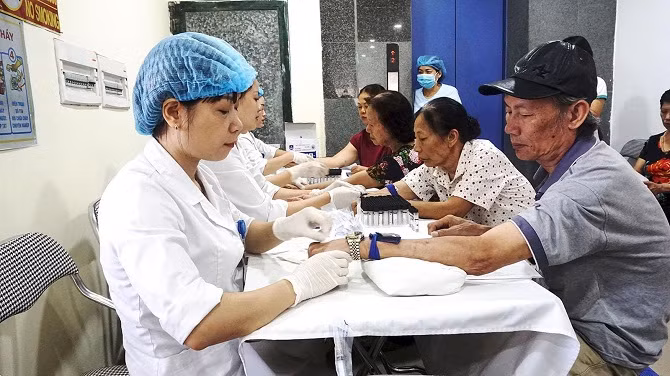 Khám sàng lọc bệnh tim mạch và bệnh tăng huyết áp cho người cao tuổi.