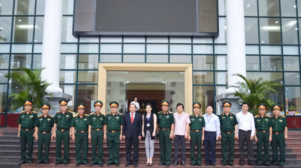 Bộ trưởng chụp ảnh lưu niệm với cán bộ Học viện Bộ trưởng chụp ảnh lưu niệm với cán bộ Học viện
