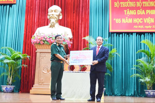 Bộ trưởng trao tặng đĩa phim Bộ trưởng trao tặng đĩa phim