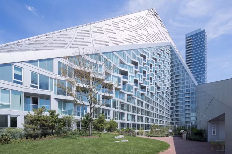 VIA 57 West được thiết kế bởi kiến trúc sư Đan Mạch Bjarke Ingels Group (BIG) và Schuman, Lichtenstein, Claman & Efron (SLCE Architects), tòa nhà quyến rũ này chắc chắn sẽ phá vỡ khuôn mẫu của một tòa nhà chọc trời truyền thống. Ảnh: BI