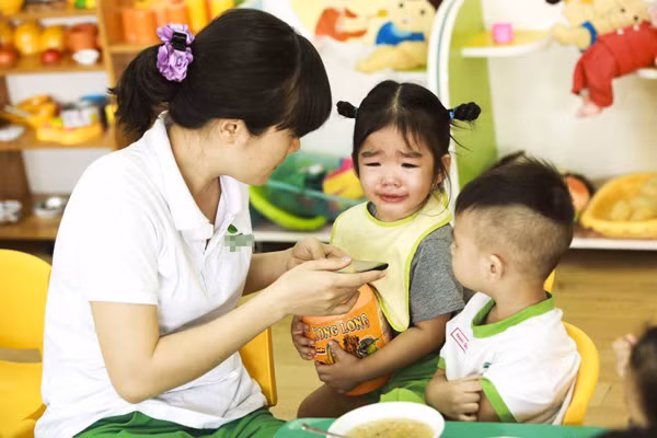 Xem lại những bức ảnh này, Xuân Lan vẫn không cầm được nước mắt. "Tôi bủn rủn hết người khi con mếu máo, níu kéo và nằng nặc đòi đi với mẹ. Tình huống khi đó còn kinh khủng hơn ngày đầu đưa Thỏ đi mẫu giáo. Cô giáo làm đủ mọi cách, dỗ dành nhưng Thỏ vẫn khóc không ngừng", cựu siêu mẫu kể. Thương con nhưng Xuân Lan dứt khoát giao bélại cho cô rồi đi. Trước đó, chị cũng chuẩn bị tâm lý để bé không cảm thấy quá đột ngột với việc trở lại trường. "Tôi tâm sự đủ điều và bé cũng vâng dạ. Tớicổng trường, Thỏcòn hứa là conkhôngkhóc nhè. Vào trao cho cô là khóc giãy, ôm chặt mẹ , hai ba cô gỡ khôngnổi. Bé nói 'mẹ của con mà, mẹ của con, cho con về đi chơi'",giám khảoVietnam's Next Top Model cho hay. Xuân Lan muốn dạy Thỏmạnh mẽ nên bản thân chị phải dứt khoát. Chỉ một lúc sau khi tạm biệt mẹ, Thỏ cười xòe rồi vui vẻ chơi cùng cô và các bạn. "Thực ra tôi chưa đi luôn mà núp ở một góc để quan sát phản ứng của con. Thỏ biết điều đó vì thấy các cô chú quay phim, chụp ảnh là người quen vẫn ở lại ghi hình. Bé cũng ngó nghiêng khắp nơi để tìm mẹ", Xuân Lan nói. Xem lại những bức ảnh này, Xuân Lan vẫn không cầm được nước mắt. "Tôi bủn rủn hết người khi con mếu máo, níu kéo và nằng nặc đòi đi với mẹ. Tình huống khi đó còn kinh khủng hơn ngày đầu đưa Thỏ đi mẫu giáo. Cô giáo làm đủ mọi cách, dỗ dành nhưng Thỏ vẫn khóc không ngừng", cựu siêu mẫu kể. Thương con nhưng Xuân Lan dứt khoát giao bélại cho cô rồi đi. Trước đó, chị cũng chuẩn bị tâm lý để bé không cảm thấy quá đột ngột với việc trở lại trường. "Tôi tâm sự đủ điều và bé cũng vâng dạ. Tớicổng trường, Thỏcòn hứa là conkhôngkhóc nhè. Vào trao cho cô là khóc giãy, ôm chặt mẹ , hai ba cô gỡ khôngnổi. Bé nói 'mẹ của con mà, mẹ của con, cho con về đi chơi'",giám khảoVietnam's Next Top Model cho hay. Xuân Lan muốn dạy Thỏmạnh mẽ nên bản thân chị phải dứt khoát. Chỉ một lúc sau khi tạm biệt mẹ, Thỏ cười xòe rồi vui vẻ chơi cùng cô và các bạn. "Thực ra tôi chưa đi luôn mà núp ở một góc để quan sát phản ứng của con. Thỏ biết điều đó vì thấy các cô chú quay phim, chụp ảnh là người quen vẫn ở lại ghi hình. Bé cũng ngó nghiêng khắp nơi để tìm mẹ", Xuân Lan nói.
