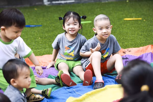 Những tháng đầu đi lớp, Thỏ khóc, ốm liên tục. Mẹ Lanphải kiên trì và mất ba tháng bé mới quenđi học. Thỏ đến lớphai tháng là nghỉ hè. Tới đầu tháng 9 con trở lại trường, mẹ con chịlàm quen lại từ đầuvới việc đi học. Bản thân Xuân Lan cũng bị stress theo con. Nhiều lúc, cả con và mẹ đều khóc. Những tháng đầu đi lớp, Thỏ khóc, ốm liên tục. Mẹ Lanphải kiên trì và mất ba tháng bé mới quenđi học. Thỏ đến lớphai tháng là nghỉ hè. Tới đầu tháng 9 con trở lại trường, mẹ con chịlàm quen lại từ đầuvới việc đi học. Bản thân Xuân Lan cũng bị stress theo con. Nhiều lúc, cả con và mẹ đều khóc.