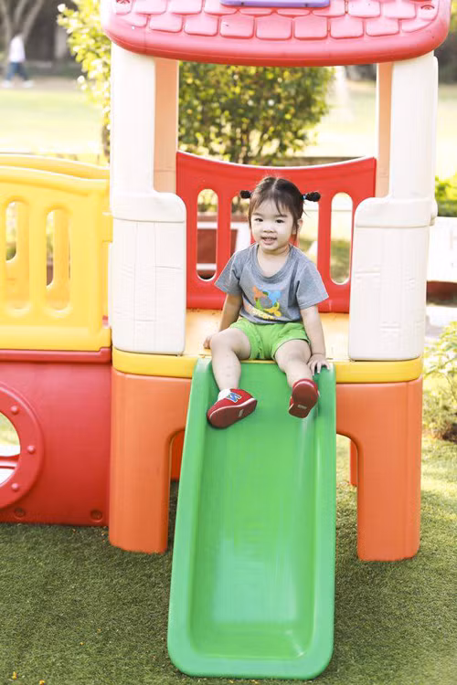 Ở nhà, Thỏ được ông bà và mẹ chiều. Từ lúc đi lớp, con trở nên năng động, tự tin hơn. Con biết vòng tay chào, biết hát, nhảy, múa theo nhạc và phát âm tiếng Anh. Tối nào trước khi đi ngủ, mẹ Lan cũng kề tai con thủ thỉ"Thỏ ơi, mẹ yêu Thỏ. Chúc con ngủ ngon". "Đó là cách để con cảm thấy mình được yêu thương. Nói nhỏ câu ấy như một bí mật chỉ hai mẹ con biết khiến Thỏ thích thú. Mắt con ánh lên hạnh phúc, miệng cười ấm áp. Con 'dạ' một tiếng rồi quay ra ôm gối ngủ ngoan. Lâu lâu, Thỏ cũng làm y hệt vậy với tôikhi nói 'mẹ ơi, Thỏ yêu mẹ'", Xuân Lan kể. Ở nhà, Thỏ được ông bà và mẹ chiều. Từ lúc đi lớp, con trở nên năng động, tự tin hơn. Con biết vòng tay chào, biết hát, nhảy, múa theo nhạc và phát âm tiếng Anh. Tối nào trước khi đi ngủ, mẹ Lan cũng kề tai con thủ thỉ"Thỏ ơi, mẹ yêu Thỏ. Chúc con ngủ ngon". "Đó là cách để con cảm thấy mình được yêu thương. Nói nhỏ câu ấy như một bí mật chỉ hai mẹ con biết khiến Thỏ thích thú. Mắt con ánh lên hạnh phúc, miệng cười ấm áp. Con 'dạ' một tiếng rồi quay ra ôm gối ngủ ngoan. Lâu lâu, Thỏ cũng làm y hệt vậy với tôikhi nói 'mẹ ơi, Thỏ yêu mẹ'", Xuân Lan kể.