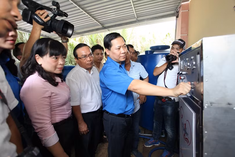 Ông Nguyễn Phi Long_Bí thư Trung ương Đoàn vận hành máy lọc nước mặn thành nước ngọt tại Tiền Giang.jpg Bỏ file này
