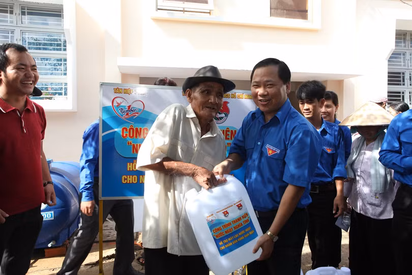 Ông Nguyễn Phi Long_Bí thư Trung ương Đoàn trao tặng nước ngọt sau khi lọc cho người dân tại Long An