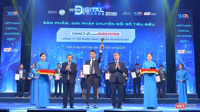 Trưởng phòng Nghiên cứu và phát triển AI của GMO-Z.com RUNSYSTEM - Đào Bảo Linh, đại diện công ty nhận Giải thưởng Chuyển đổi số Việt Nam 2021. Trưởng phòng Nghiên cứu và phát triển AI của GMO-Z.com RUNSYSTEM - Đào Bảo Linh, đại diện công ty nhận Giải thưởng Chuyển đổi số Việt Nam 2021.