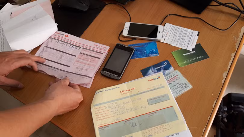 Tài liệu cơ quan công an thu được trong một vụ lừa đảo chiếm đoạt tài sản diễn ra gần đây. Ảnh: CA TPHCM