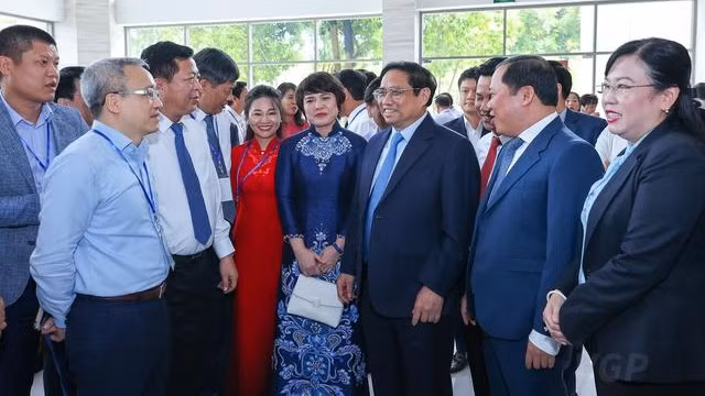Thủ tướng trao đổi cùng các đại biểu tham dự hội nghị.