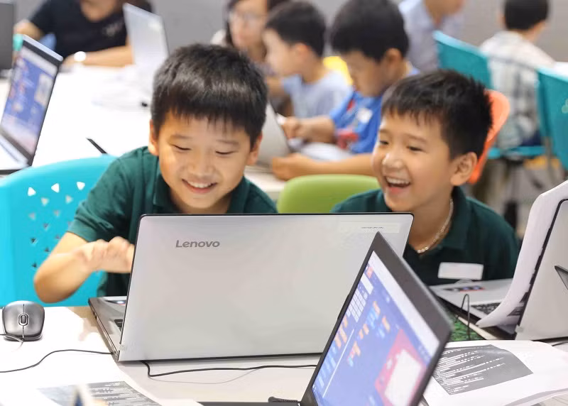 Trẻ em được phát triển tư duy logic, tư duy sáng tạo, ứng dụng công nghệ vào cuộc sống thông qua việc học lập trình. Ảnh: Xuân Lan