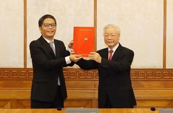 Tổng Bí thư, Chủ tịch nước Nguyễn Phú Trọng trao quyết định cho đồng chí Trần Tuấn Anh. Ảnh TTXVN Tổng Bí thư, Chủ tịch nước Nguyễn Phú Trọng trao quyết định cho đồng chí Trần Tuấn Anh. Ảnh TTXVN