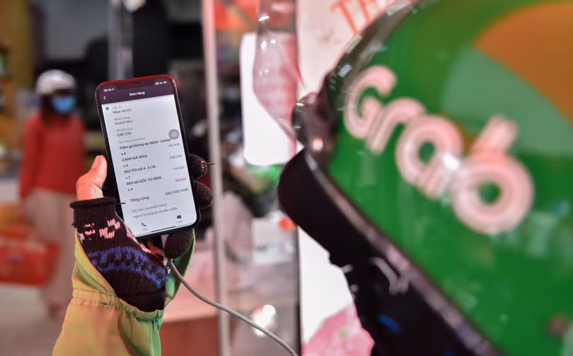Tài xế tình nguyện của Grab nhận đơn GrabMart của người dân TP. Thủ Đức.