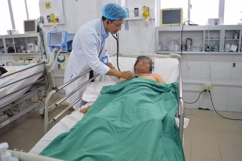 Bác sĩ của Bệnh viện đa khoa Trung ương Cần Thơ chăm sóc cho bệnh nhân T.