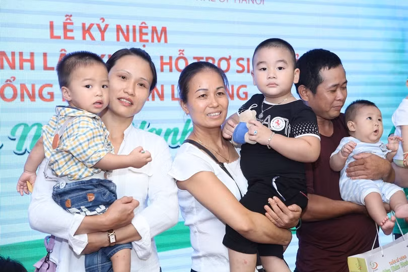 Những người mẹ hạnh phúc ôm con trong tay - thành tựu sau những năm tháng vất vả ngược xuôi điều trị vô sinh, hiếm muộn.