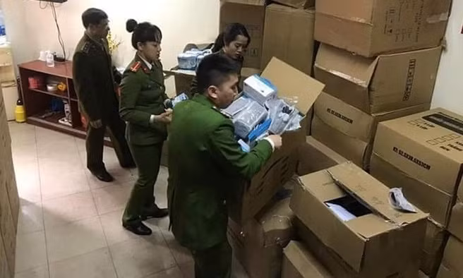 Lực lượng công an bắt quả tảng số khẩu trang gom lậu đang được đem đi tiêu thụ. Ảnh: Hiệp Bình