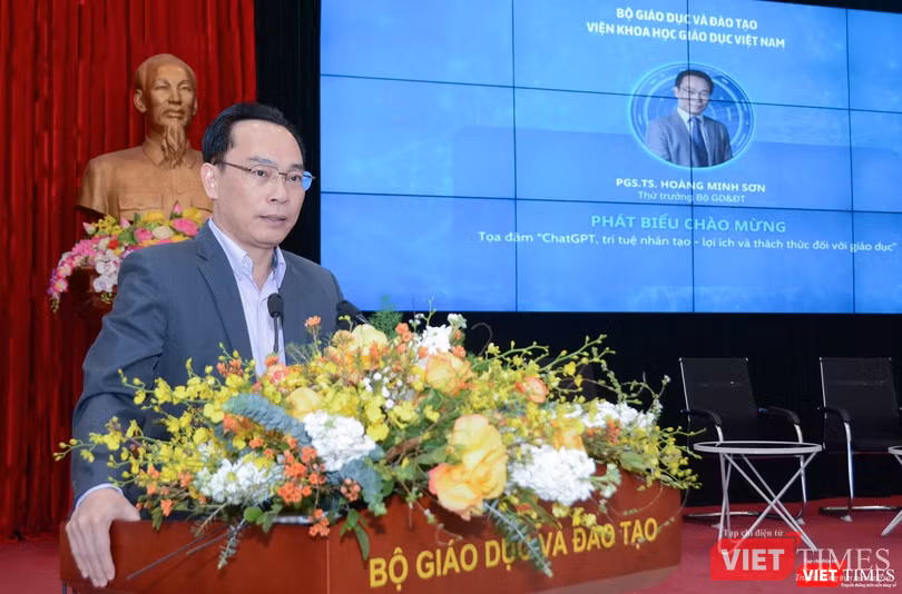Thứ trưởng Hoàng Minh Sơn kêu gọi đưa công nghệ vào giáo dục để tăng năng suất, hiệu quả và chất lượng cũng như bình đẳng trong giáo dục.