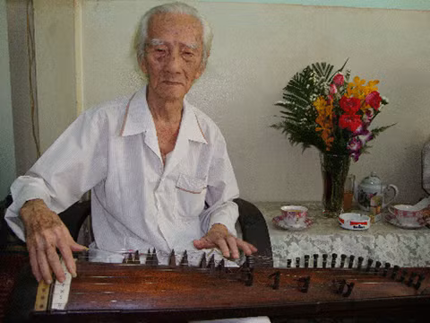 NSND Viễn Châu - danh cầm Bảy Bá bên cây đàn tranh sau đợt bạo bệnh năm 2012. 