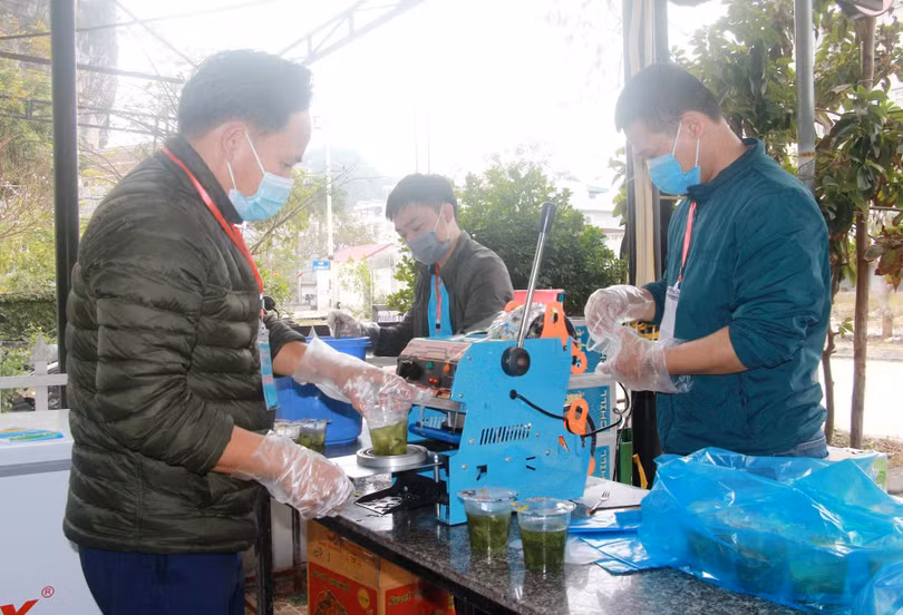 Nước canh được đóng cẩn thận trong các hộp nhựa, đóng kín đảm bảo an toàn thực phẩm. Nước canh được đóng cẩn thận trong các hộp nhựa, đóng kín đảm bảo an toàn thực phẩm.