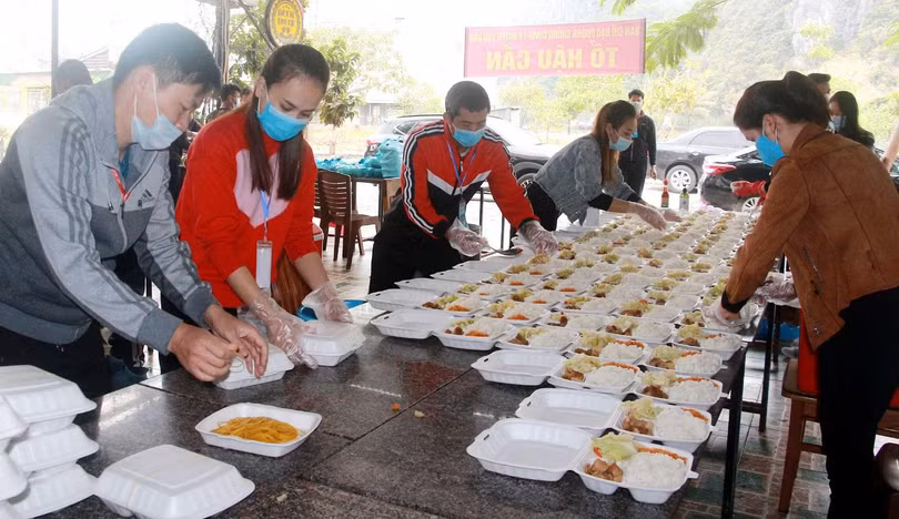 Trung bình mỗi ngày tổ hậu cần chuẩn bị trên 700 suất ăn cung cấp cho những người đi cách ly tập trung và một số người tham gia các chốt kiểm soát dịch.
