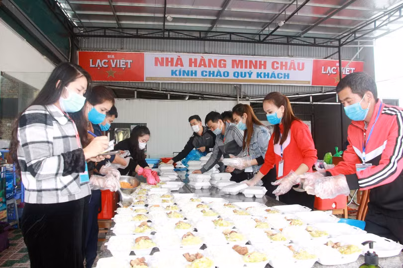 Tổ hậu cần có gần 30 cán bộ cơ quan Văn phòng UBND huyện, giáo viên các trường học và nhân viên Nhà hàng Minh Châu. Tổ hậu cần có gần 30 cán bộ cơ quan Văn phòng UBND huyện, giáo viên các trường học và nhân viên Nhà hàng Minh Châu.