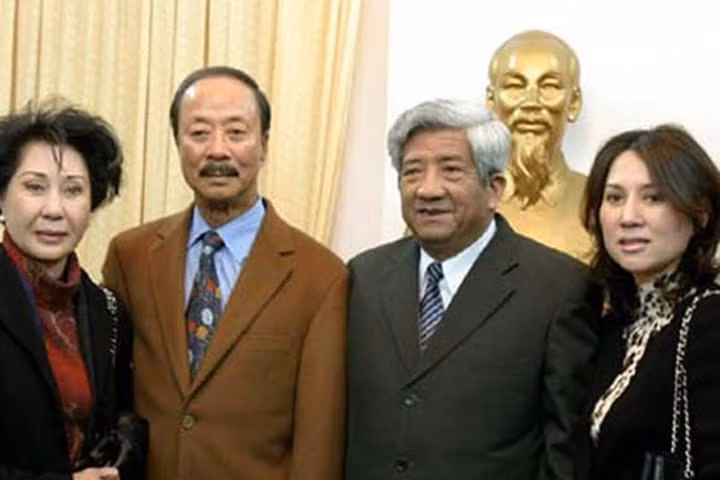 Ông Nguyễn Cao Kỳ (thứ 2 trái sang) được nguyên Chủ tịch Ủy ban TƯ MTTQ Việt Nam Phạm Thế Duyệt đón tiếp. Ông Nguyễn Cao Kỳ (thứ 2 trái sang) được nguyên Chủ tịch Ủy ban TƯ MTTQ Việt Nam Phạm Thế Duyệt đón tiếp.