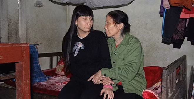 Gặp lại mẹ sau 17 năm bị lừa bán sang Trung Quốc.