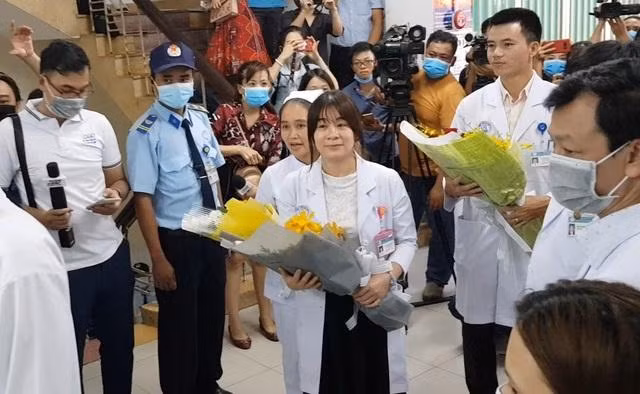 BS Anh Thơ (người ôm hoa đứng giữa) trong buổi tiễn bệnh nhân Li Ding ra viện BS Anh Thơ (người ôm hoa đứng giữa) trong buổi tiễn bệnh nhân Li Ding ra viện