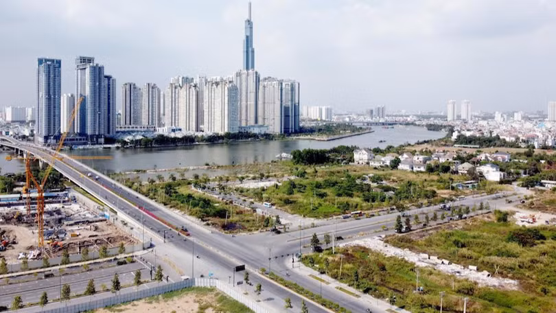 Nhiều ý kiến cho rằng, về lâu dài, các tác động tiêu cực của phiên đấu giá đất tỉ USD tại Thủ Thiêm sẽ gây bất lợi cho thị trường bất động sản và nền kinh tế.