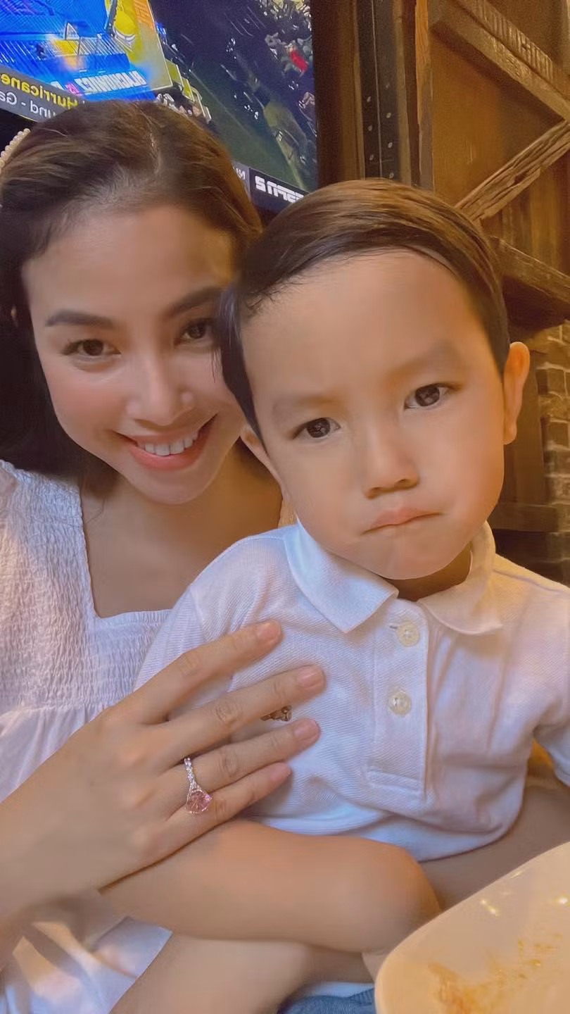 Nàng hậu hiện có cuộc sống viên mãn bên chồng cùng 2 con trai sau khi quyết định rút lui khỏi Vbiz để sang Mỹ định cư
