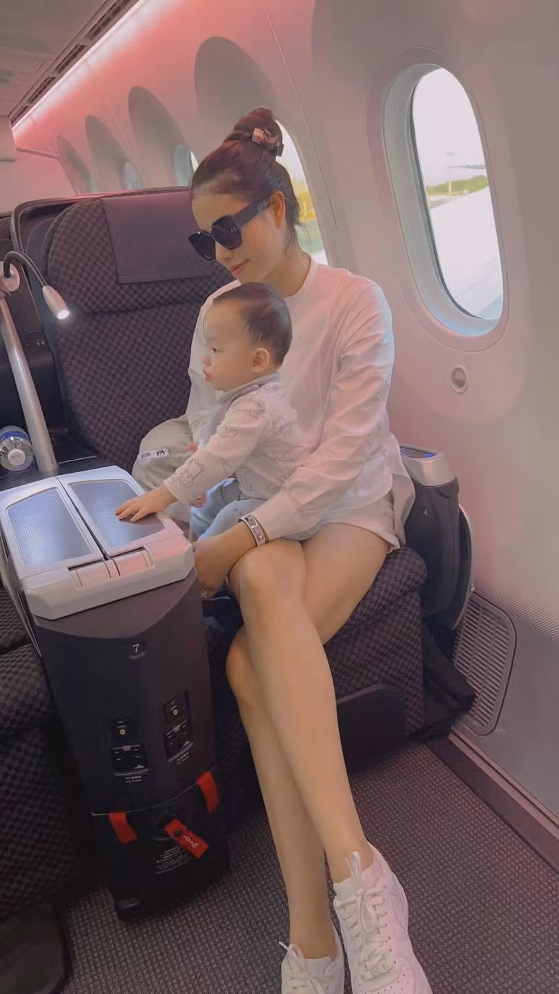 Hoa hậu Phạm Hương trên chuyến bay trở về Việt Nam