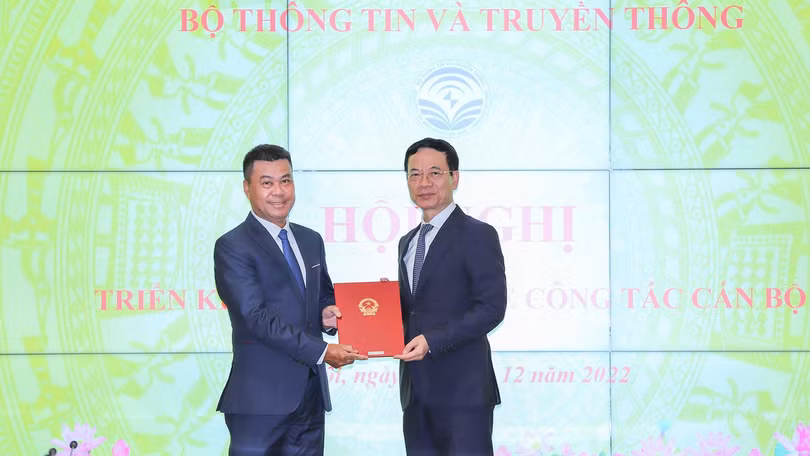 Bộ trưởng Nguyễn Mạnh Hùng trao quyết định bổ nhiệm Tổng biên tập Báo VietNamNet cho Nhà báo Nguyễn Bá. Ảnh: Lê Anh Dũng - VietNamNet.