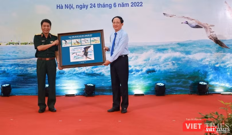 Thứ trưởng Phạm Anh Tuấn tặng quà đặc biệt cho Trung tâm Nhiệt đới Việt - Nga.