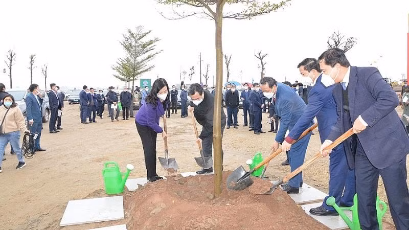 Bộ trưởng Bộ Xây dựng Nguyễn Thanh Nghị và lãnh đạo tỉnh Bắc Ninh trồng cây tại KCN Thuận Thành I, huyện Thuận Thành, tỉnh Bắc Ninh (ngày 8/2/2022).