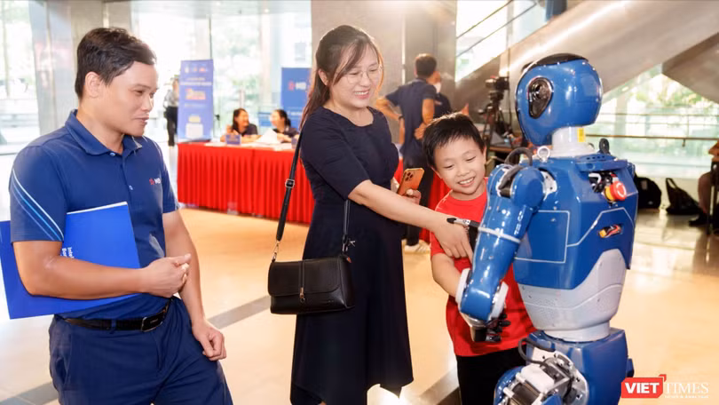 Robot VinMotion và người dùng giao lưu thân thiện tại Lễ trao Giải thưởng Chuyển đổi số Việt Nam 2025.
