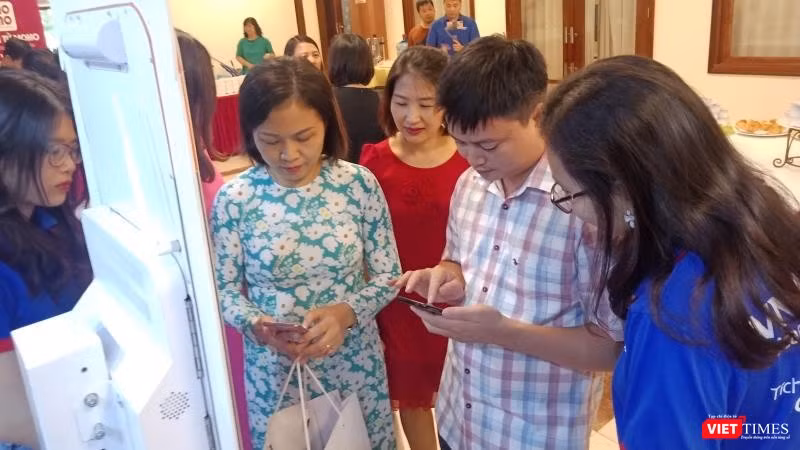 Các chuyên gia y tế trải nghiệm phương thức thanh toán viện phí, hóa đơn dịch vụ không dùng tiền mặt bên lề hội nghị do Bộ Y tế tổ chức sáng 20/9.