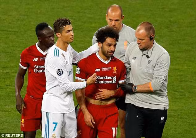 Salah chấn thương và rời sân sớm trong cay đắng là tổn thất lớn cho Liverpool
