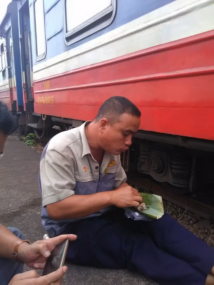 Gần 3 vạn lao động đang thấp thỏm chờ vào những quyết sách lớn của người đứng đầu ngành đường sắt Gần 3 vạn lao động đang thấp thỏm chờ vào những quyết sách lớn của người đứng đầu ngành đường sắt