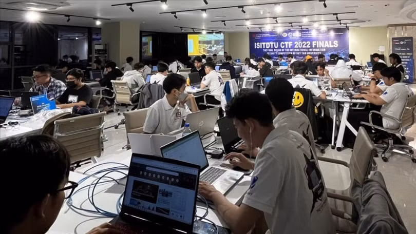 Các đội thi tham gia Vòng Chung kết cuộc thi ISITDTU CTF 2022.