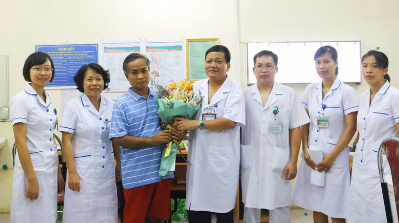 Ông Siêng Bun Thăn tặng hoa cho các bác sĩ của Bệnh viện Phổi Trung ương.