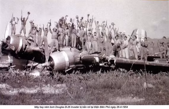 Máy bay ném bom B-26 Invader do Mỹ viện trợ là máy bay ném bom chính của Pháp tại ĐBP nhưng đã bị Việt Minh bắn hạ..