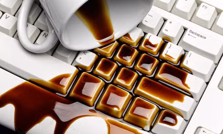 Làm rớt nước vào laptop là một trong những lỗi hay gặp nhất