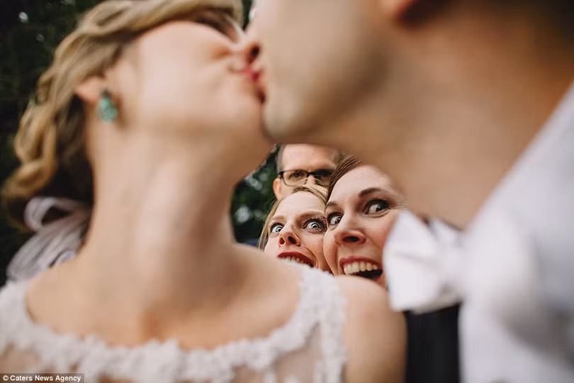 Biểu cảm... độc đáo của bạn bè hai nhân vật chính.