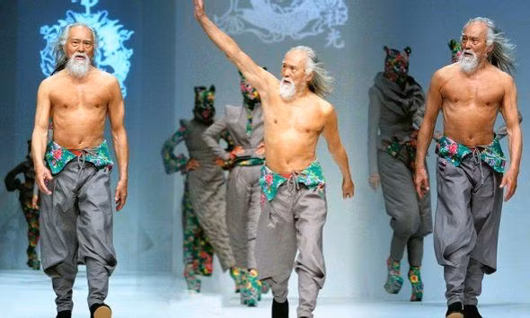 Ở tuổi 79, ông Deshun Wang vẫn có những bước catwalk chắc chắn, đầy tự tin.