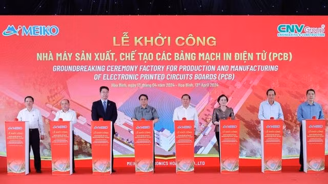 Thủ tướng Phạm Minh Chính thực hiện nghi thức khởi công dự án Nhà máy sản xuất, chế tạo các loại bảng mạch in điện tử.
