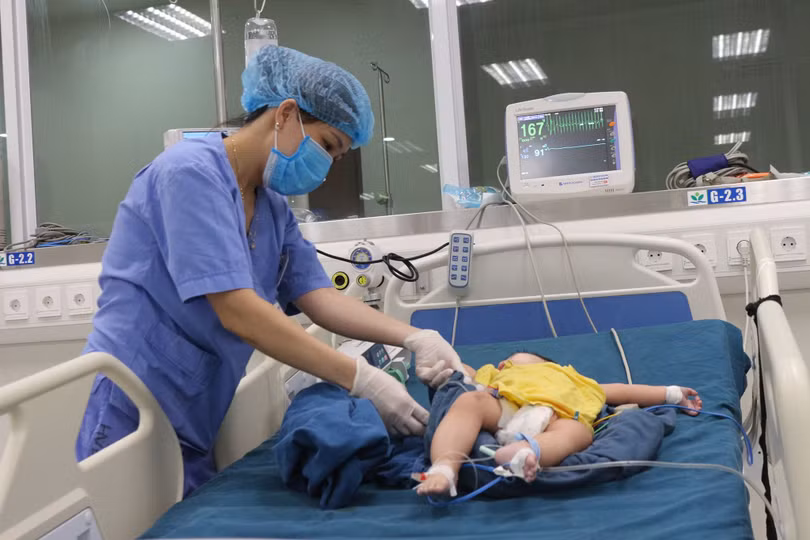 Bác sĩ tại Bệnh viện Nhi Trung ương chăm sóc cho bệnh nhi 8 tháng tuổi bị ngộ độc methanol. Ảnh: Lê Thạch. 