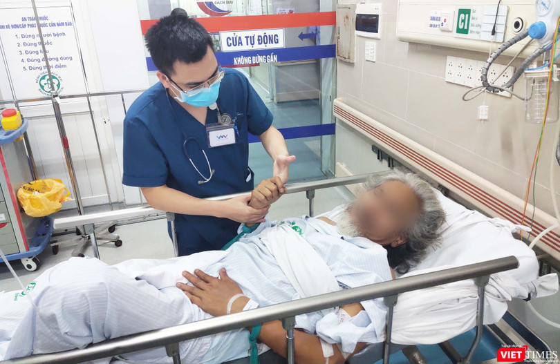 Bác sĩ thăm khám cho bệnh nhân bị đột quỵ đang điều trị tại Khoa Cấp cứu A9, Bệnh viện Bạch Mai. Ảnh: Minh Thúy 