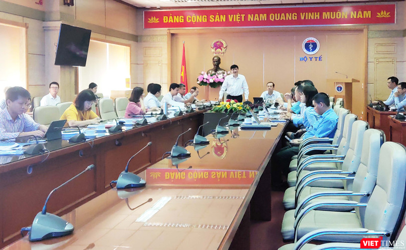 Thứ trưởng bộ Y tế Nguyễn Thanh Long họp với VNPT về ứng dụng công nghệ thông tin trong y tế. Ảnh: Minh Thúy 