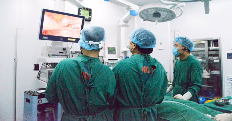 Bác sĩ tại Bệnh viện Nội tiết Trung ương phẫu thuật cho bệnh nhân bị u tủy thượng thận. Ảnh: Bệnh viện Nội tiết Trung ương.