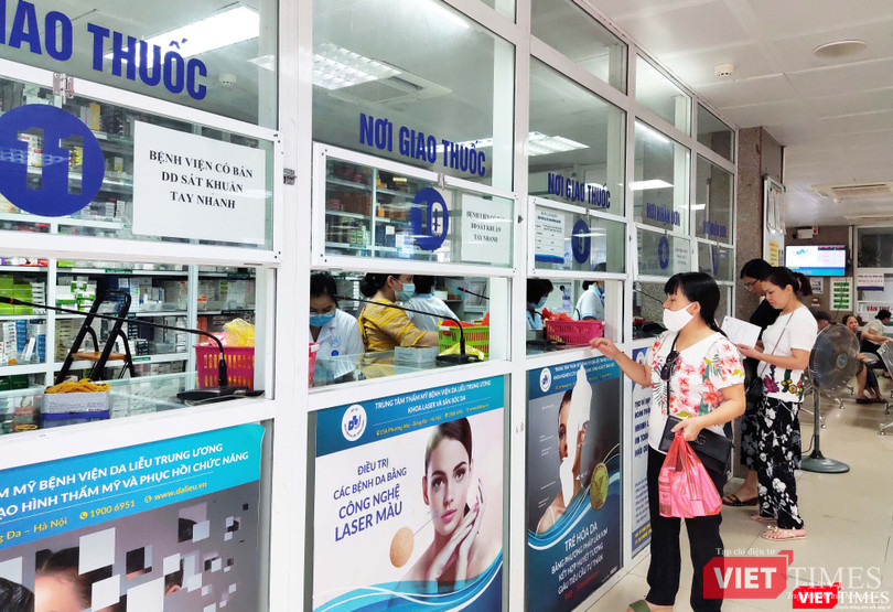 Người dân mua thuốc tại bệnh viện (Ảnh: Minh Thuý)