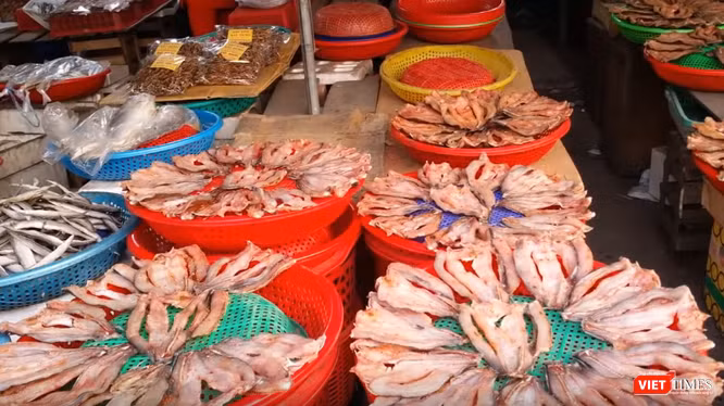 Thực phẩm được bày bán tại một khu chợ. (Ảnh: PV)